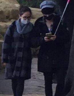 邓紫棋小腹微凸:虽踩高跟鞋却惨被拍成1米3 邓