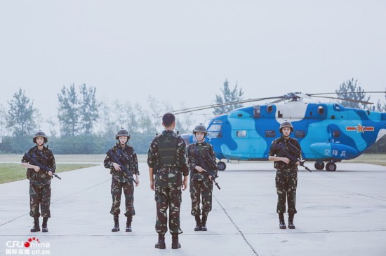 《真男2》空军新兵与家人打电话 杨幂通话竟险