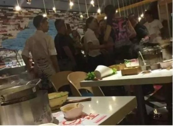 北京频道 国内资讯  原标题:温州火锅店开水浇头案宣判:服务员获刑22