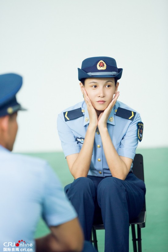 《真男2》空军新兵与家人打电话 杨幂通话竟险