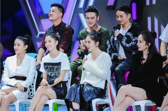 《快乐大本营》新兵睡衣趴!杨幂表情呆萌似少