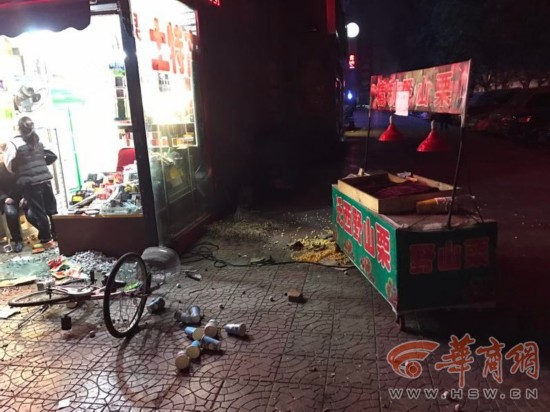 店深夜遭十余名陌生男子打砸 抽屉里数千元现