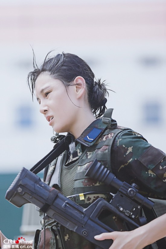 《真男2》空军新兵与家人打电话杨幂通话竟险