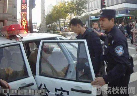 徐州女子乘公交手机被盗 民警揪出扒窃团伙--人