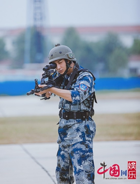 《真正男子汉2》新兵与家人打电话杨幂竟险落