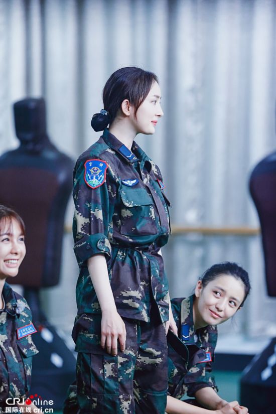 《真男2》空军新兵与家人打电话 杨幂通话竟险