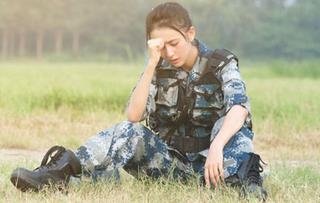 杨幂眼角泛红:真男2新兵与家人打电话杨幂险落