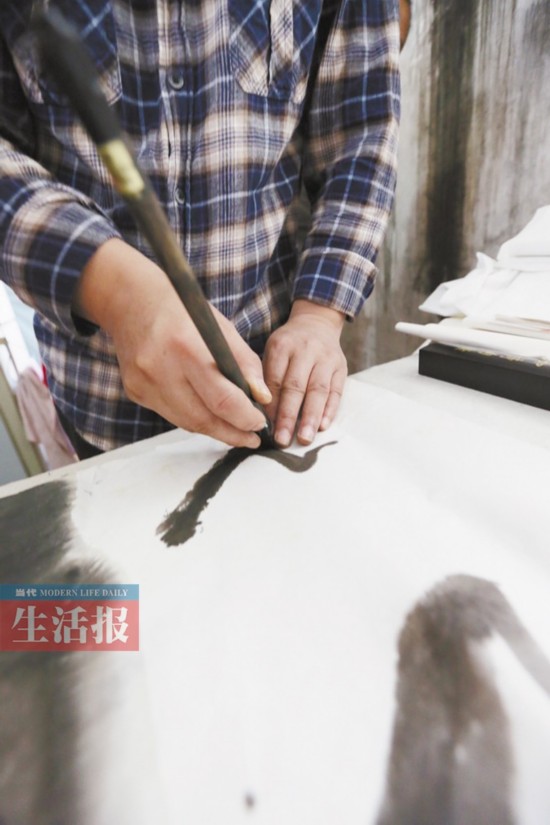 盲画以双手表达心境 说潜能 盲画是为表达自我 在教盲人画画的过程中,曾柏良最怕的就是学生不够自信。他们对作画沮丧时,我会鼓励他们一定要相信自己,如果质疑自己就等同于放弃自己。曾柏良说,他的鼓励总能起到作用,大部分学生都会重新振作起来继续练习画画。曾柏良也由此认为,社会应该多给盲人画者们一些空间,一幅优秀的画作,不在乎作画者看不看得见,在乎的是他对自己心灵的表达,能否触碰到观赏者的灵魂。