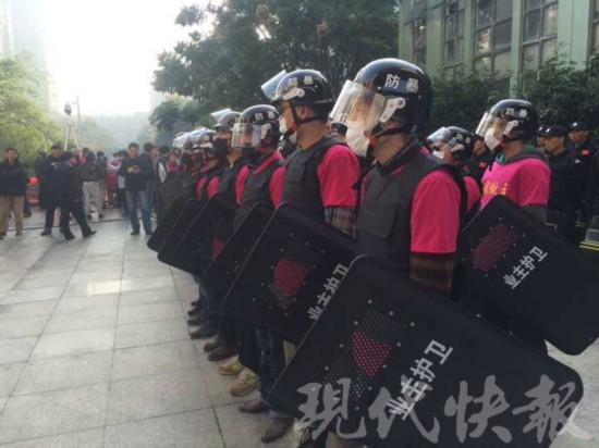 南京江宁最大小区业主持盾牌头盔与物业对峙-