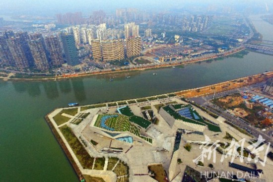 长沙三馆一厅旁将架跨河人行景观桥