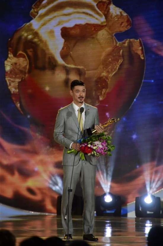 广州恒大淘宝队捧起2016中超联赛冠军奖杯