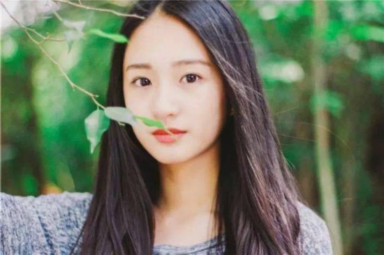 王思聪千万片约签下她 暖妹谭盐盐撞脸Hebe海