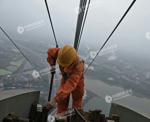 悬索桥:由一根或者两根主索,横跨主桥,主索的两端一般是要锚定的