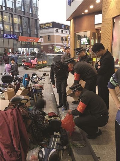 八旬老奶奶路边卖菜 不为赚钱只想借机聊天