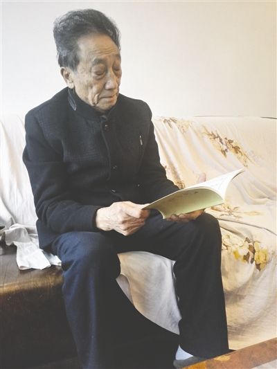 泸州八旬退休教师十年助学30万 壮志不言老