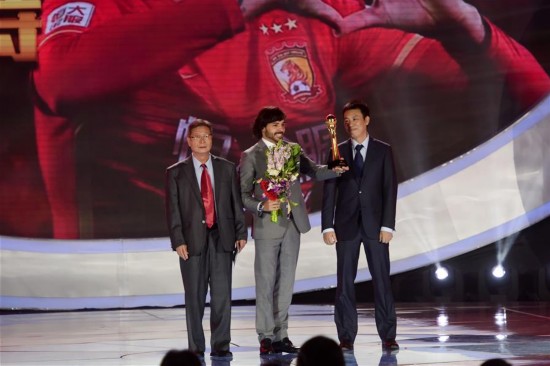 广州恒大淘宝队捧起2016中超联赛冠军奖杯