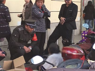 八旬老奶奶路边卖菜 不为赚钱只想借机聊天