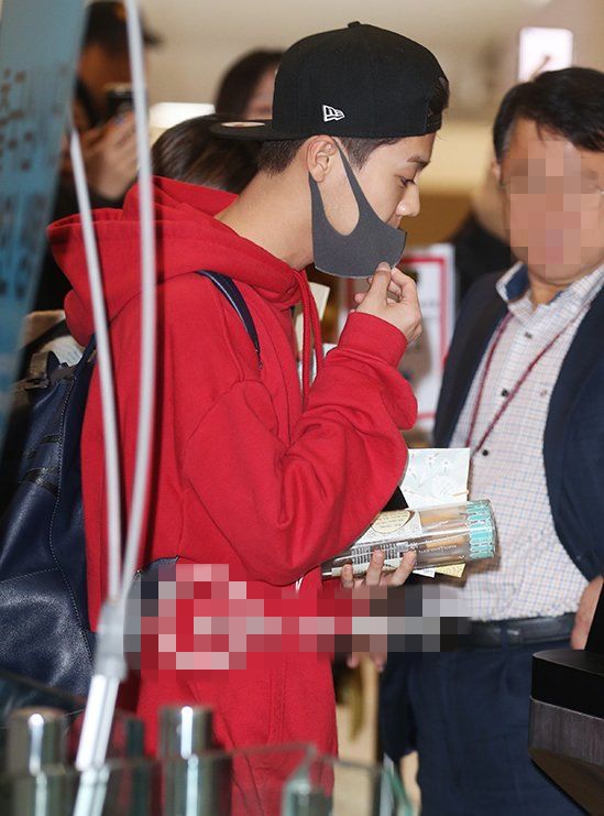 鹿晗现身韩国机场回京 红卫衣 破洞裤活力十足【组图】