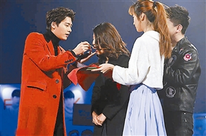 明星撩粉大比拼谁真嗨李易峰喂蛋糕张翰帮按摩