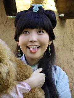 金莎在《神话》里演的素素让人印象非常深,角色性格温婉可人,是个