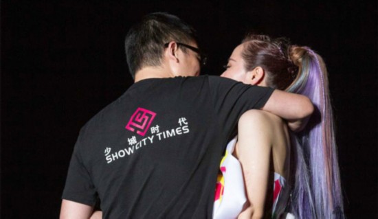 冯轲张靓颖今日意大利大婚 晒婚纱照秀爱 昔日