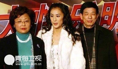 吴佩慈怀第三胎全家福曝光 图揭明星罕见全家福