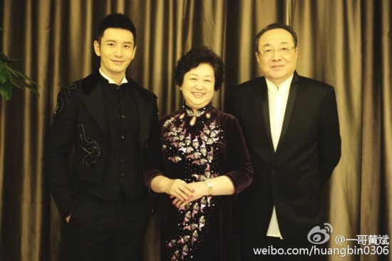 吴佩慈怀第三胎全家福曝光 图揭明星罕见全家福