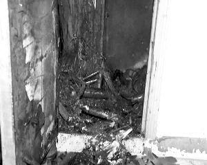 南京一高层楼房起火 居民乘电梯逃生差点被困