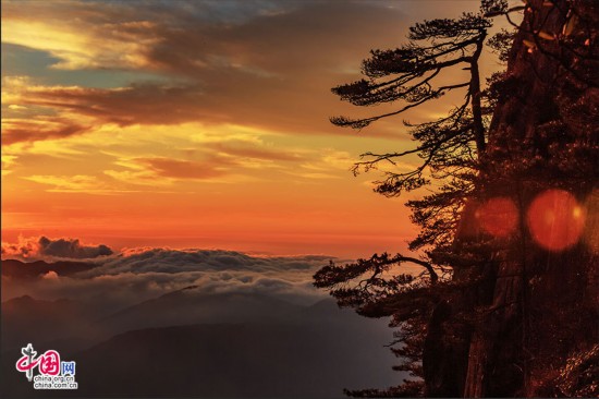 黄山之深秋晨曦:云披山峦 清奇俊秀