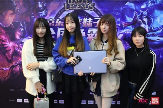 国内LOL比赛女子战队颜值赞 男网友:已无心恋