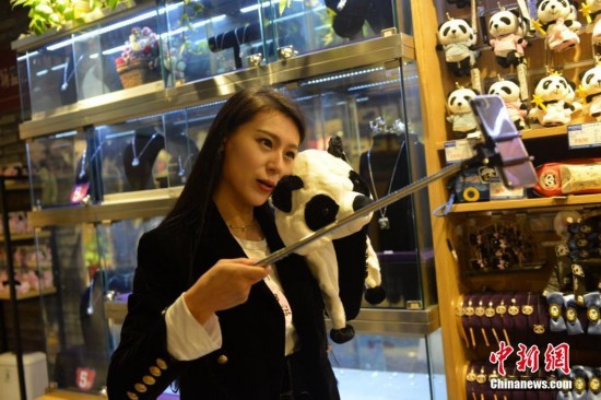网络女主播街头推广成都特色文化(高清组图)