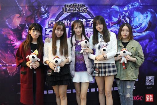 国内LOL比赛女子战队颜值赞 男网友:已无心恋