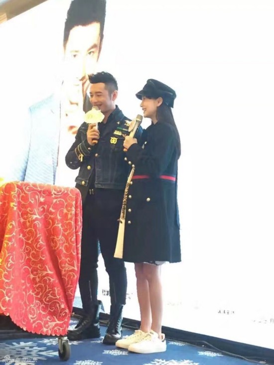 萌妈Angelababy挺肚工作 白色T恤搭配百褶裙少