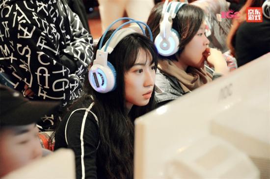 国内LOL比赛女子战队颜值赞 男网友:已无心恋