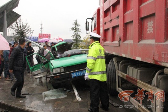 安康城区发生惨烈车祸 出租车与货车相撞后报