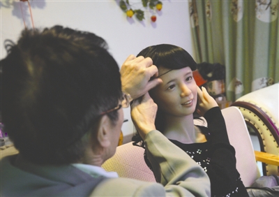 老人把硅胶娃娃当亡妻续:定制 亡妻 人偶送到