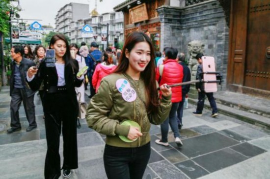 女主播街头寻成都待客十宝 四川话八级考试笑