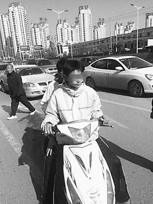 兰州一高中生无照骑摩托车上学 交警及时拦下