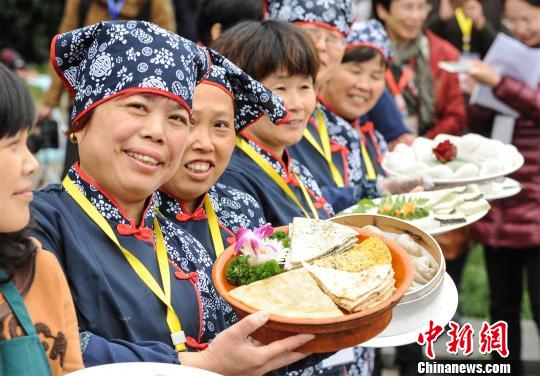 乡村厨娘秀糕点绝活 深山隐秘美食受追捧