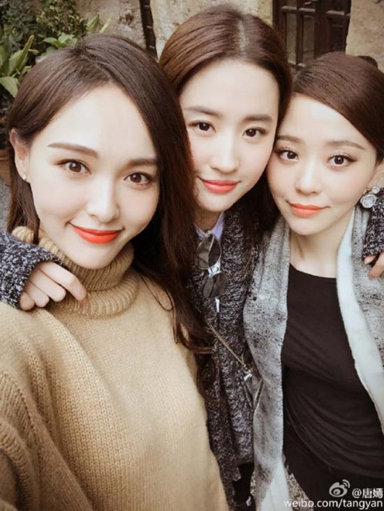 张靓颖大婚刘亦菲首当伴娘实力抢镜 出道14年