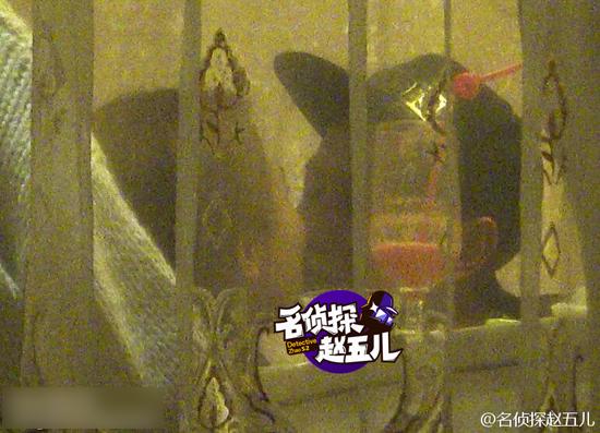 杨紫秦俊杰恋情曝光忘情 撒狗粮 疑因戏生情杨