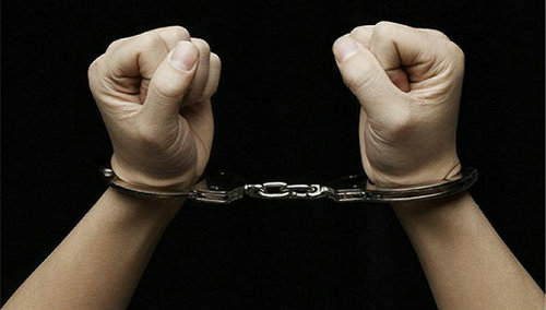 台湾桃园市一警车遭人连开13枪 一男子被逮