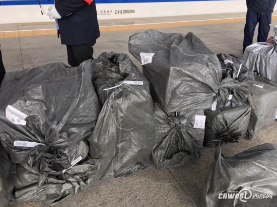 高铁助力电商双十一 站间快递运费成白菜价