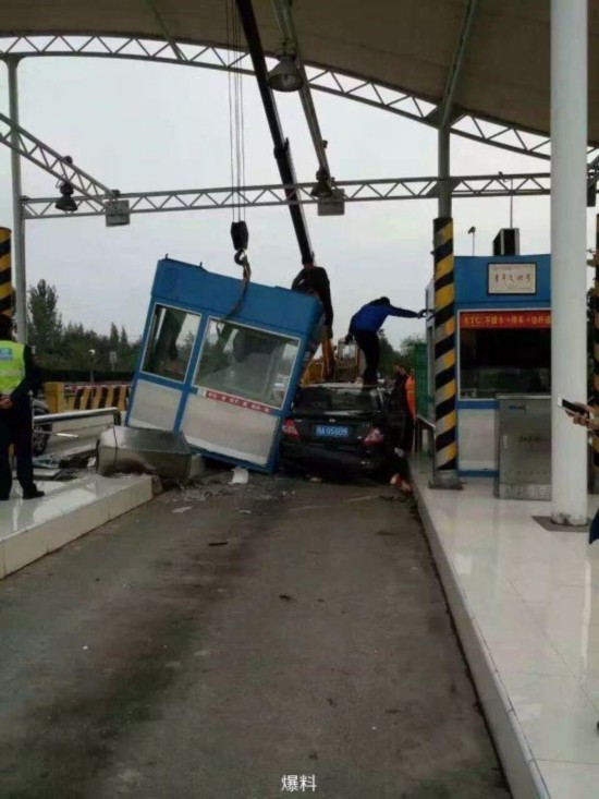 成温邛高速一收费站出口发生车祸