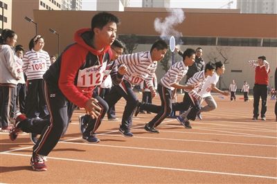 南京一高中举行师生足球赛 学生队2:0赢老师队