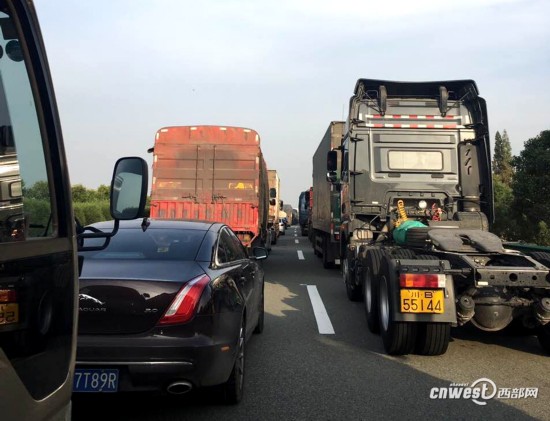 因车祸拥堵超12小时 无人机航拍西汉高速大堵