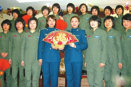 原标题:中国首位歼-10女飞行员训练中发生事故 川妹子余旭不幸牺牲