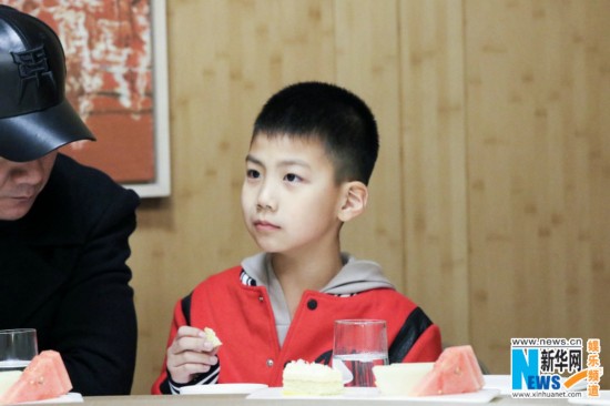 霸道总裁康康生日看秀 胡军亲自设计蛋糕别样