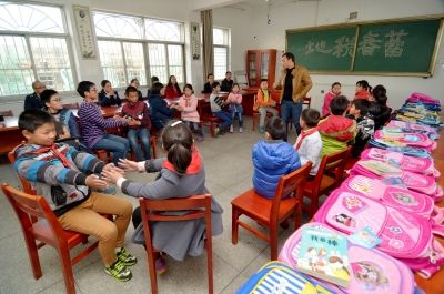 南通海安对贫困儿童一对一扶助 开展助学行动