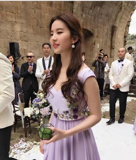 刘亦菲首次当伴娘扎公主头的天仙美过新娘